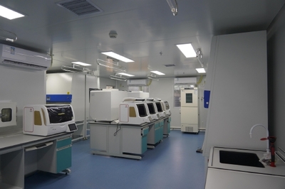 防疫有力度，服務有溫度 ?？诿捞m機場涉疫區旅客服務區與實驗室設備全面升級啟用